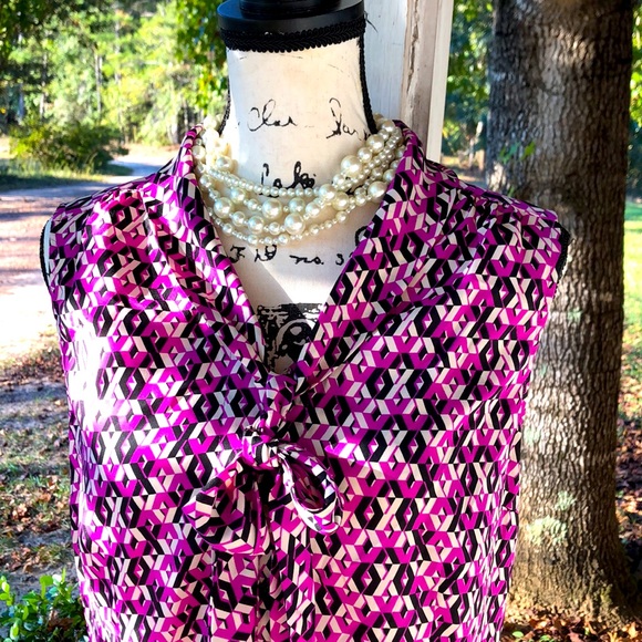 🌷Blouse by Tahari 🌷 - Picture 8 of 9